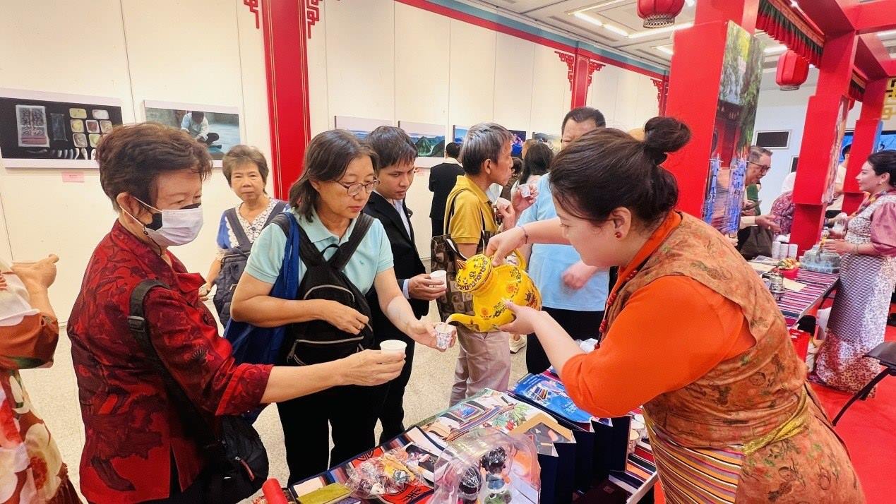 觀眾爭(zhēng)相體驗(yàn)酥油茶。曼谷中國(guó)文化中心供圖