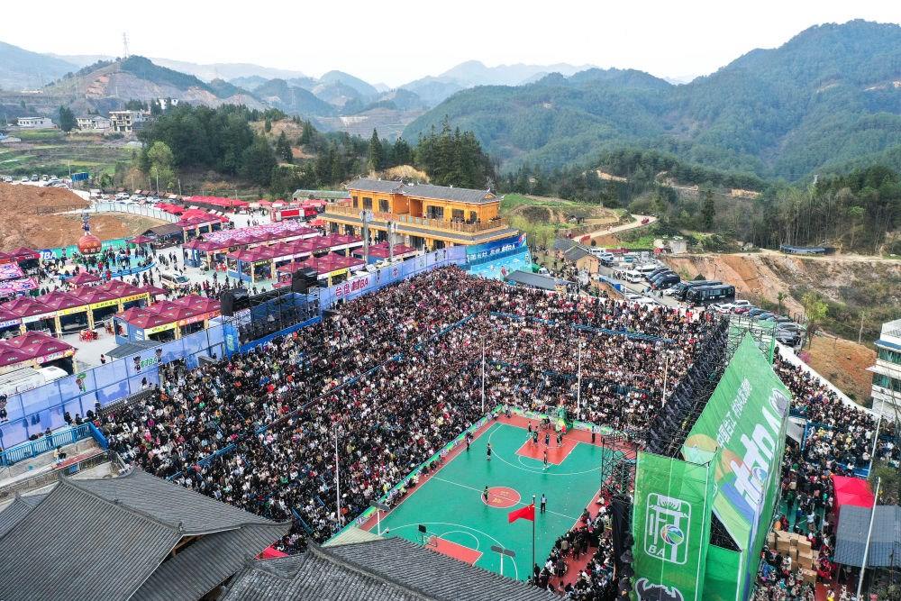 貴州省臺(tái)江縣舉辦的2024年“村BA”球王爭霸賽現(xiàn)場（2024年3月22日攝，無人機(jī)照片）。新華社記者 楊文斌 攝