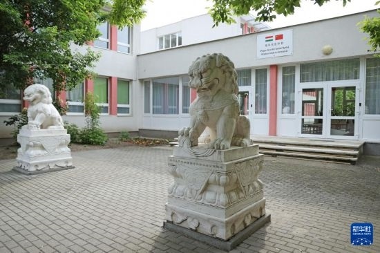 這是5月3日在匈牙利布達(dá)佩斯拍攝的匈中雙語學(xué)校校門。新華社記者 趙丁喆 攝