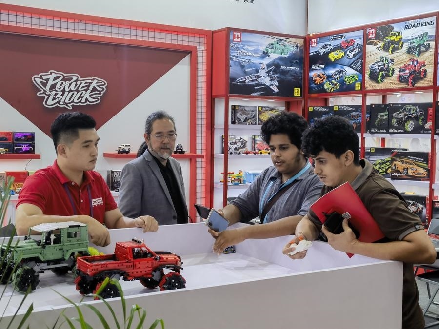 在第135屆廣交會第三期現(xiàn)場，采購商在廣東信宇科技股份有限公司展位選購、體驗積木遙控車產(chǎn)品（5月2日攝）。新華社記者 洪澤華 攝