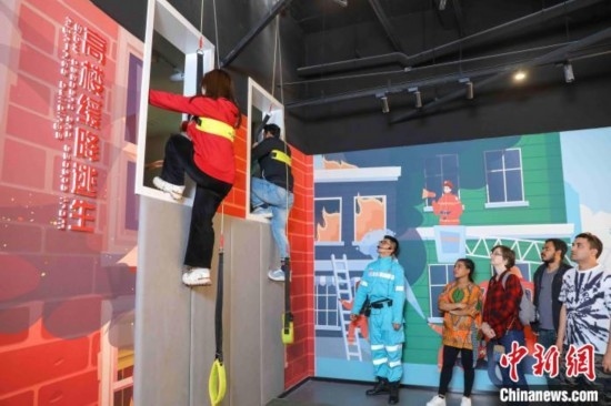 5月9日，留學(xué)生體驗(yàn)?zāi)M高樓緩降逃生。張鷹 攝