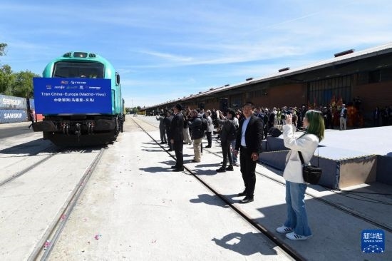 5月8日，在西班牙馬德里，嘉賓們參加中歐班列（義烏—馬德里）開行十周年紀念號班列發(fā)車儀式。新華社發(fā)（古斯塔沃·巴連特攝）