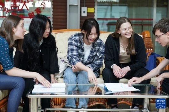 4月28日，宋智孝（右二）和胡靈月（左一）在北京首都師范大學(xué)校園內(nèi)與同學(xué)交流。新華社記者 彭子洋 攝