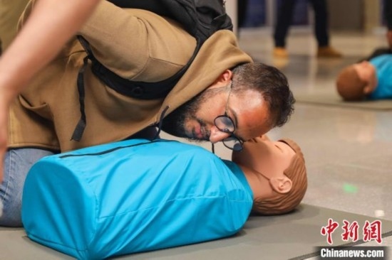 5月9日，留學(xué)生利用假人道具練習(xí)心肺復(fù)蘇技巧。張鷹 攝