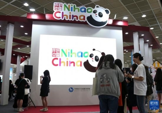 5月9日，在韓國首爾舉行的首爾國際旅游展上，參觀者在中國展區(qū)參加體驗項目。新華社記者 姚琪琳 攝