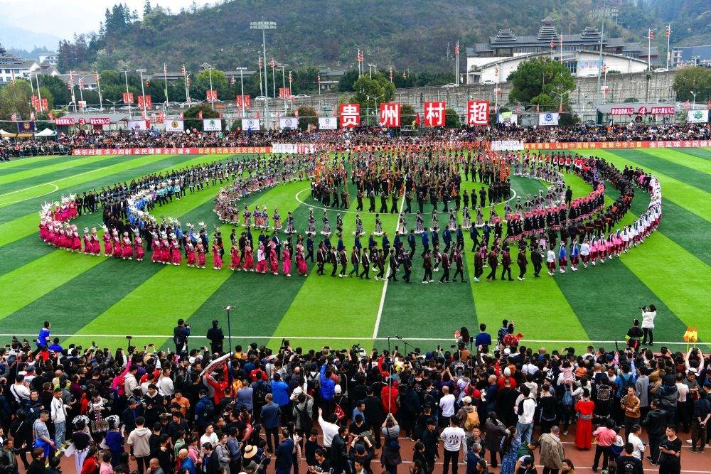演員在貴州省榕江縣舉辦的2024年第二屆貴州“村超”總決賽開幕式上表演節(jié)目（2024年3月16日攝）。新華社記者 楊文斌 攝