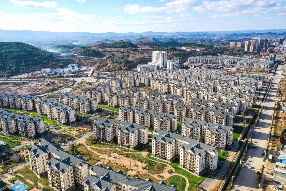 貴州省威寧縣五里崗街道朝陽新城易地扶貧搬遷安置小區(qū)（2021年11月28日攝，無人機(jī)照片）。新華社記者 楊文斌 攝