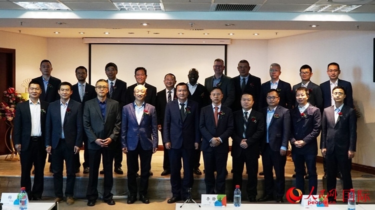 與會(huì)嘉賓合影。人民網(wǎng) 劉暢攝