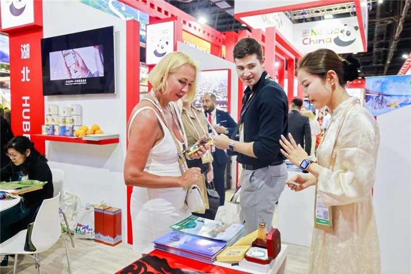 觀眾在參觀中國展臺(tái)。錢文康攝