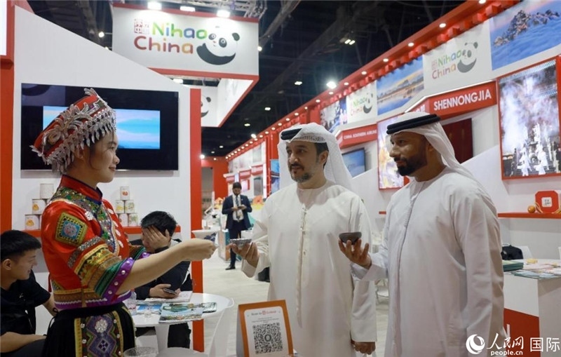 兩名阿聯(lián)酋觀眾在品嘗湖北名茶。人民網(wǎng)記者管克江攝