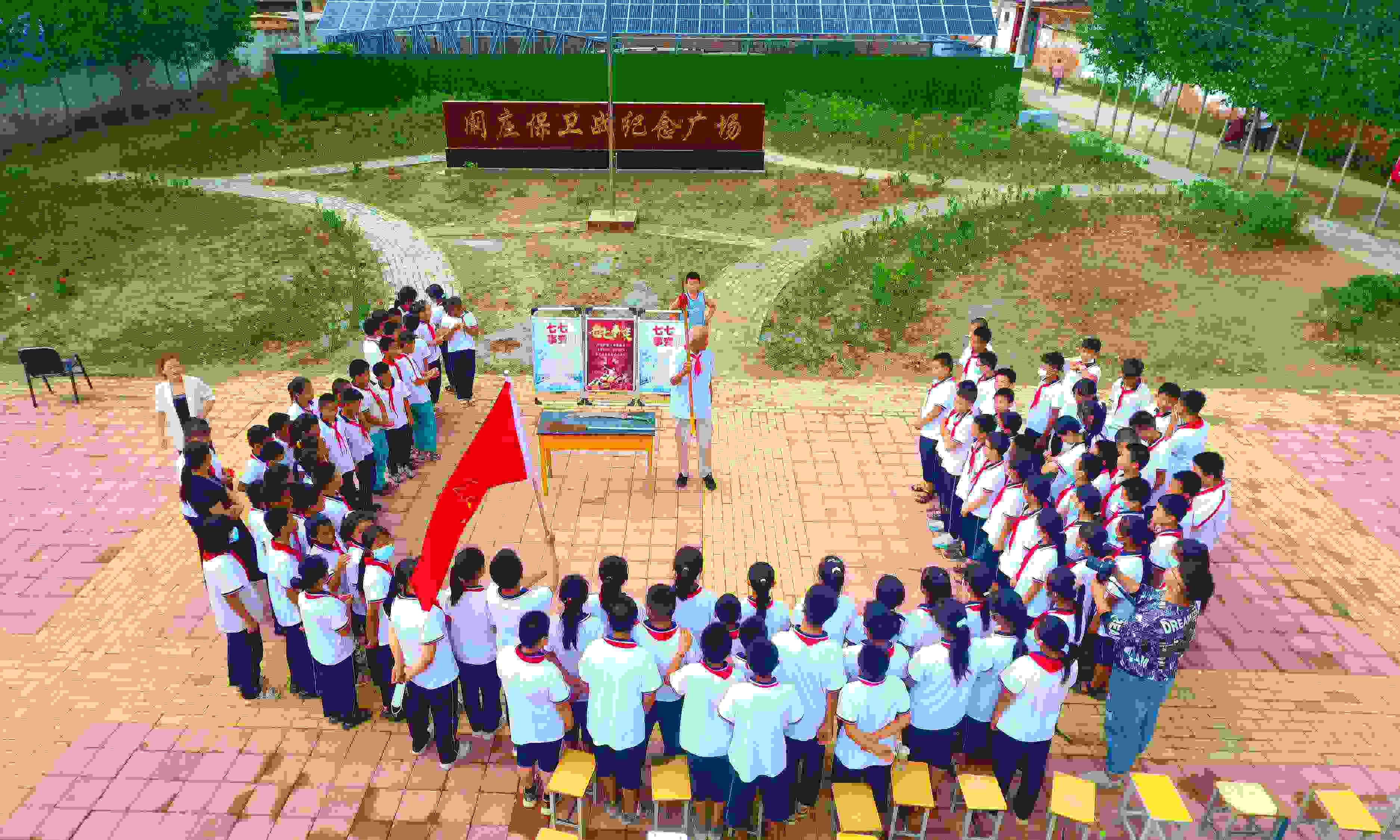 2022年7月6日，山東省聊城市，在茌平區(qū)菜屯鎮(zhèn)闞莊村的闞莊保衛(wèi)戰(zhàn)紀(jì)念廣場(chǎng)，闞莊保衛(wèi)戰(zhàn)親歷者王光木老人為小學(xué)生們講述抗戰(zhàn)故事，展示大刀、長(zhǎng)矛。