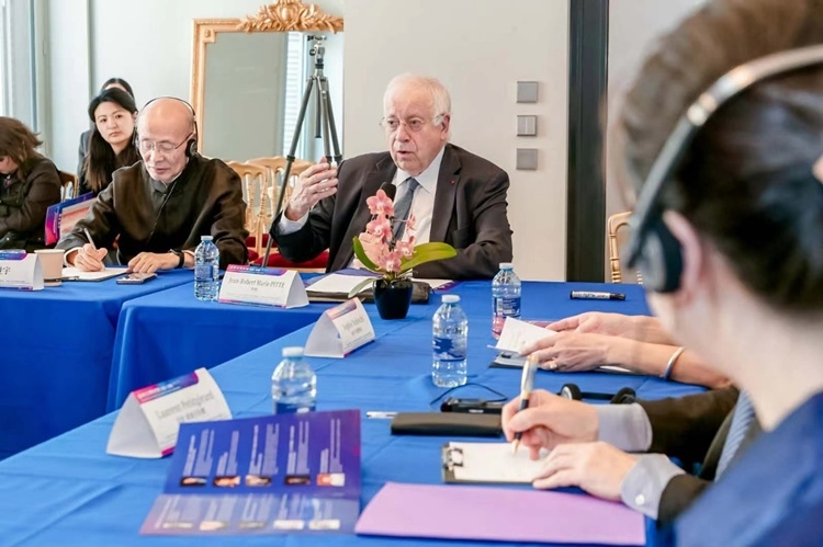 法蘭西科學(xué)院副院長、巴黎地理學(xué)會主席讓-羅伯特·馬里·皮特先生發(fā)言（圖片：中國傳媒大學(xué)