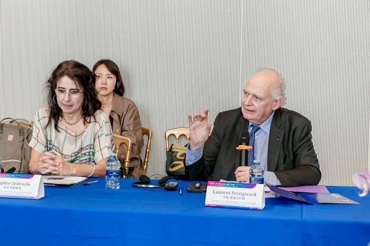 外國嘉賓發(fā)言（圖片：中國傳媒大學(xué)