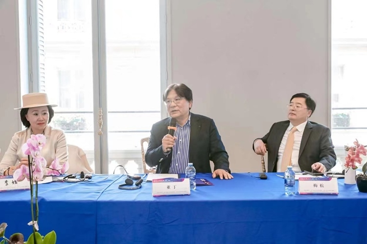 法中交流促進(jìn)會會長、作家、翻譯家、法國最高榮譽(yù)騎士勛章獲得者亞丁發(fā)言（圖片：中國傳媒大學(xué)