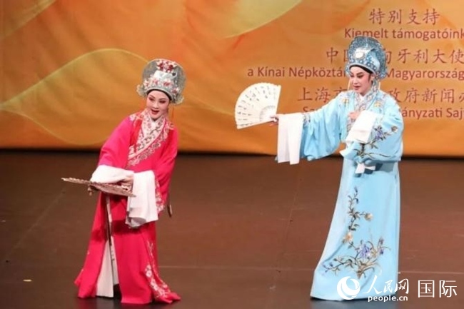 “玉蘭花開·魅力上?！弊哌M布達佩斯。葉辰亮攝