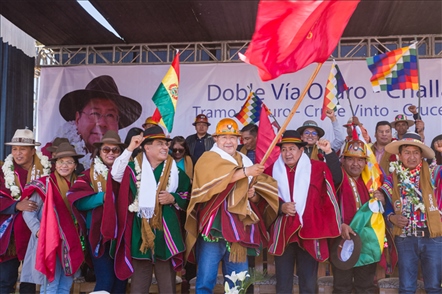 奧魯羅公路項(xiàng)目開工儀式現(xiàn)場，?？偨y(tǒng)路易斯·阿爾塞宣布項(xiàng)目開工。中國中鐵供圖