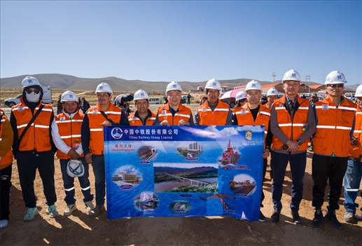 奧魯羅公路項(xiàng)目開工儀式現(xiàn)場，中國中鐵員工代表合影。中國中鐵供圖