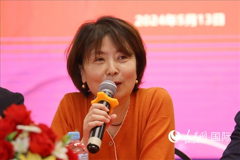 陜西省歸國(guó)華僑聯(lián)合會(huì)黨組成員、副主席兼秘書長(zhǎng)尚小紅在座談會(huì)上致辭。人民網(wǎng)記者 陳海琪攝