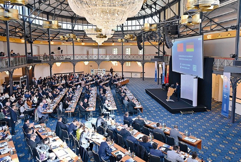 2024“投資中國(guó)”系列活動(dòng)德國(guó)專場(chǎng)4月5日在巴登—符滕堡州首府斯圖加特市舉行，活動(dòng)吸引德國(guó)工商界代表超300人參加。圖為當(dāng)日拍攝的活動(dòng)現(xiàn)場(chǎng)。 新華社記者 任鵬飛/攝