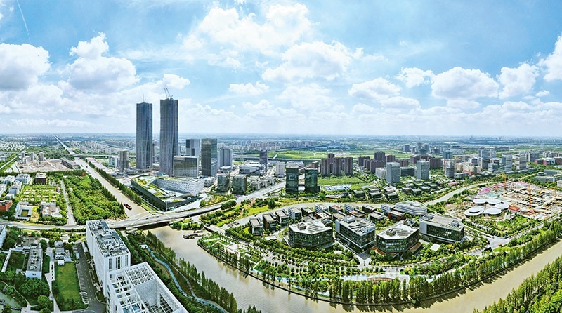 建立全國(guó)第一個(gè)國(guó)際貿(mào)易“單一窗口”，開(kāi)設(shè)全國(guó)第一批自由貿(mào)易賬戶，設(shè)立全國(guó)第一家外商獨(dú)資醫(yī)院、第一家外商獨(dú)資公募基金公司、第一家外商獨(dú)資汽車制造企業(yè)……中國(guó)（上海）自由貿(mào)易試驗(yàn)區(qū)掛牌以來(lái)，誕生了若干個(gè)“全國(guó)第一”，在制造業(yè)、金融業(yè)等數(shù)十個(gè)開(kāi)放領(lǐng)域，實(shí)現(xiàn)一批全國(guó)首創(chuàng)項(xiàng)目落地。圖為上海自貿(mào)區(qū)張江片區(qū)（2023年9月10日攝，無(wú)人機(jī)照片）。 新華社記者 方喆/攝