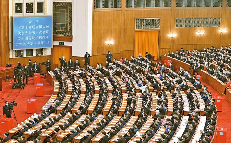 2023年3月10日，十四屆全國(guó)人大一次會(huì)議在北京人民大會(huì)堂舉行第三次全體會(huì)議，表決通過(guò)了關(guān)于國(guó)務(wù)院機(jī)構(gòu)改革方案的決定。圖為會(huì)議現(xiàn)場(chǎng)。 新華社記者 岳月偉/攝