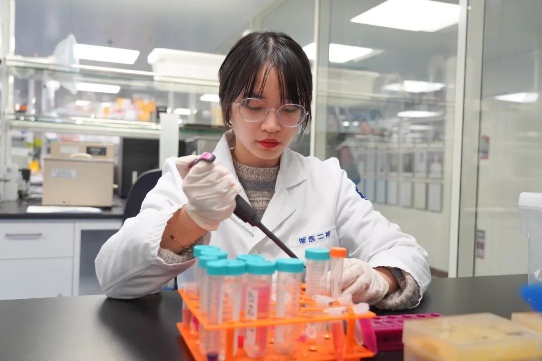 倪楚君在實(shí)驗(yàn)中。浙江大學(xué)供圖