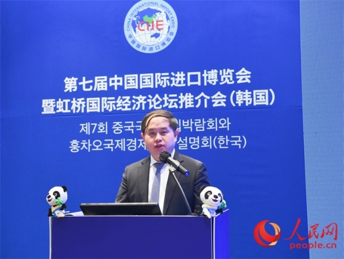 中國銀行首爾分行副行長褚?guī)h發(fā)言。人民網 程安康攝