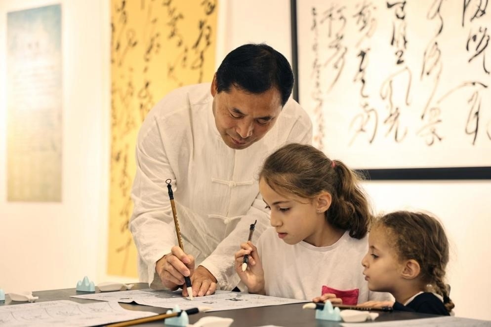 中國(guó)書法老師帶領(lǐng)現(xiàn)場(chǎng)觀眾體驗(yàn)書法。拉巴特中國(guó)文化中心供圖