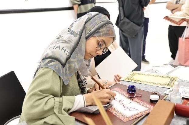 摩洛哥書法老師正在創(chuàng)作。拉巴特中國(guó)文化中心供圖