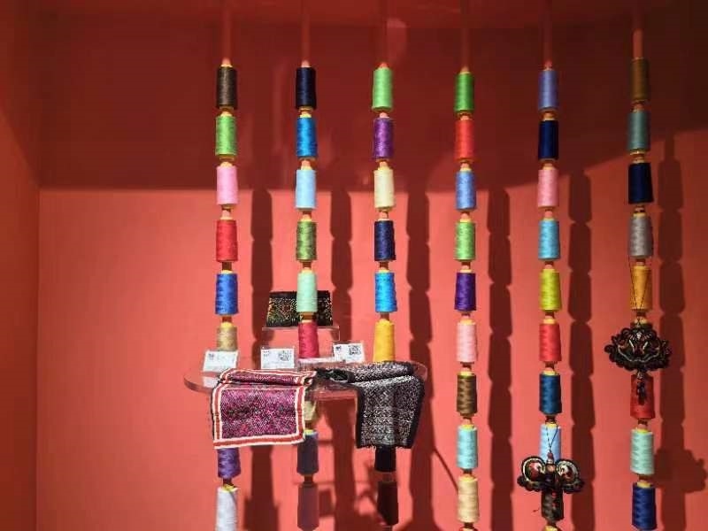 貴州省民族博物館內(nèi)展示的色彩斑斕的苗繡原材料及繡片（2024年4月27日攝）。新華社記者 楊欣 攝