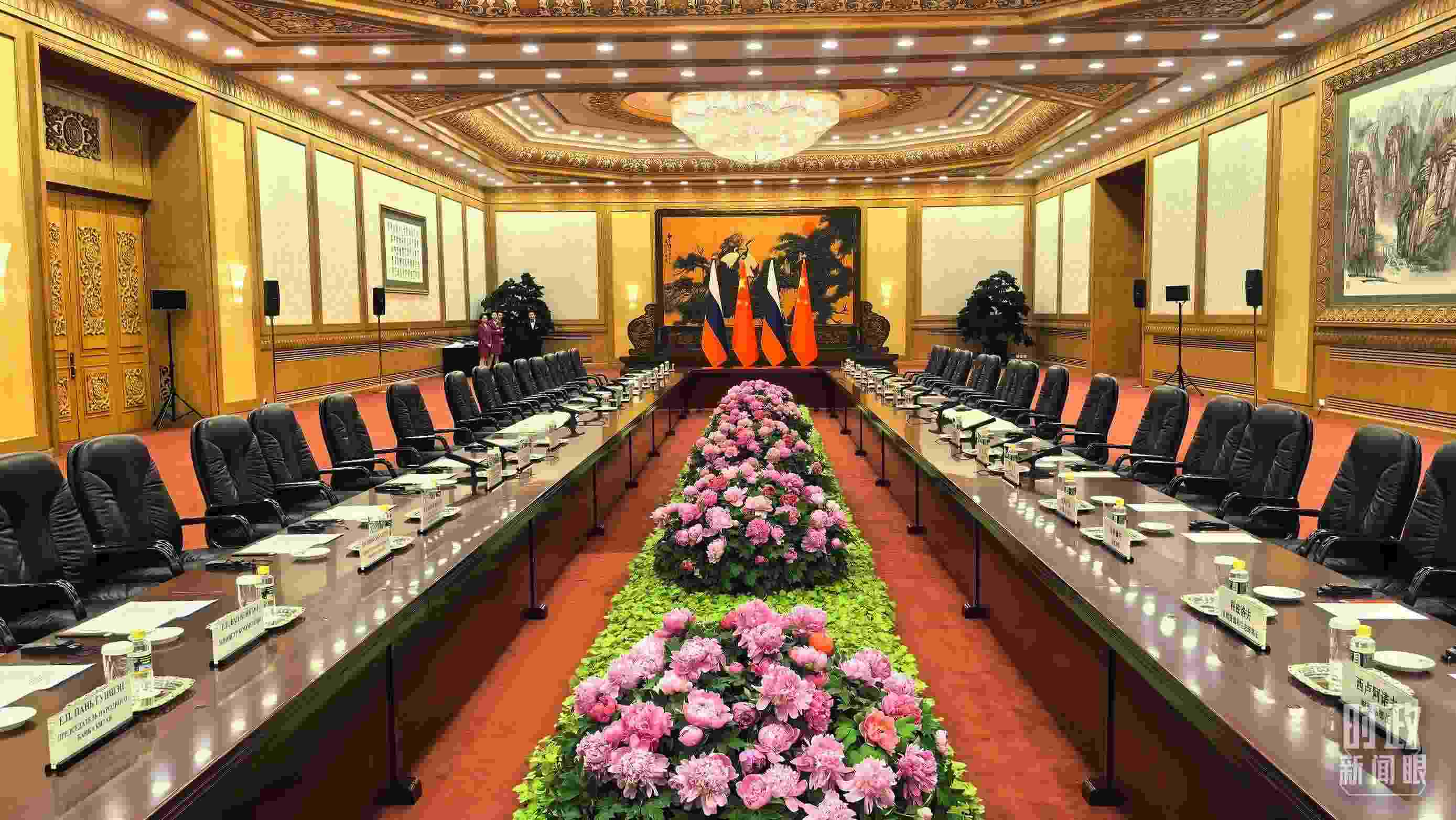 △中俄兩國元首隨后主持大范圍會談，這是會談開始前的現(xiàn)場。（總臺央視記者鄂介甫拍攝）