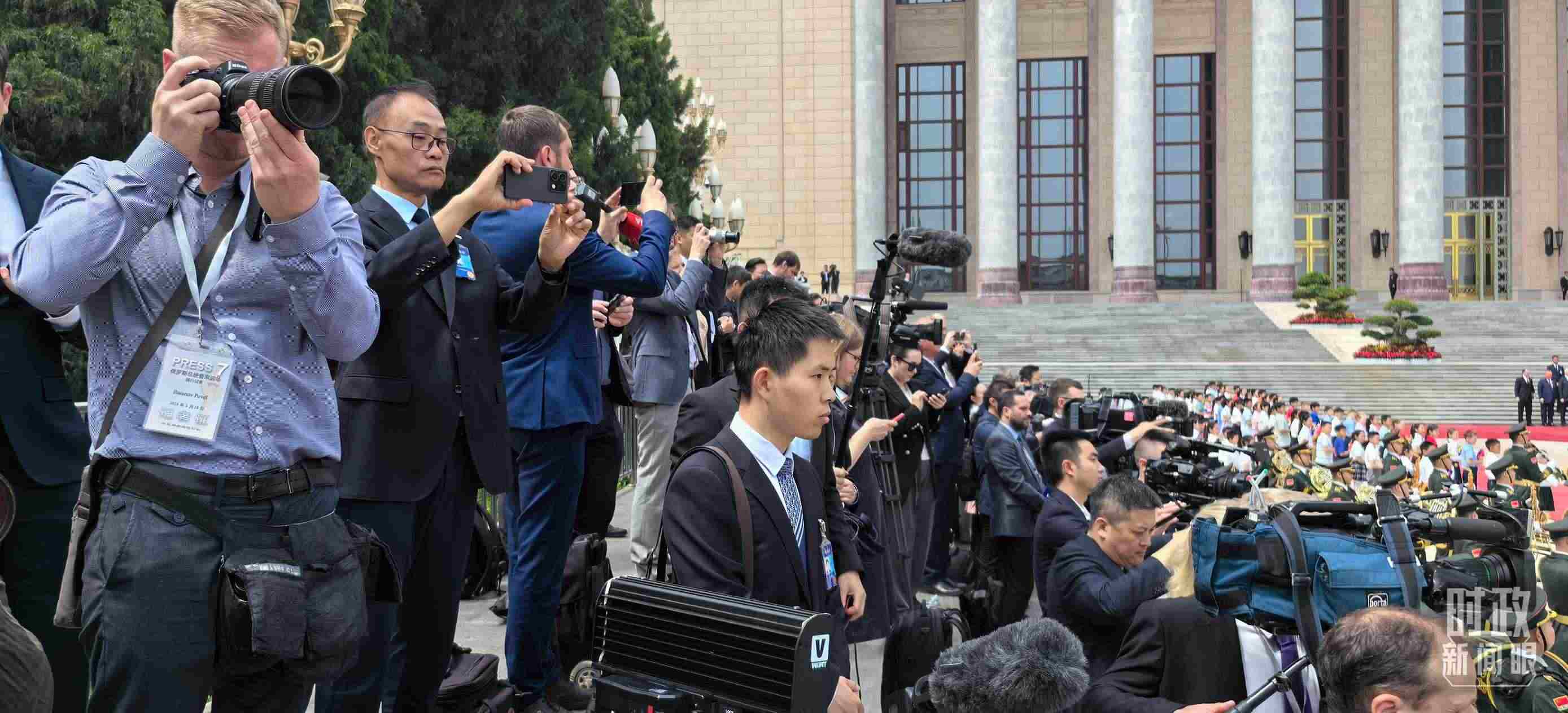 △當天參與現(xiàn)場報道的中外記者。（總臺央視記者楊波、王子杭拍攝）