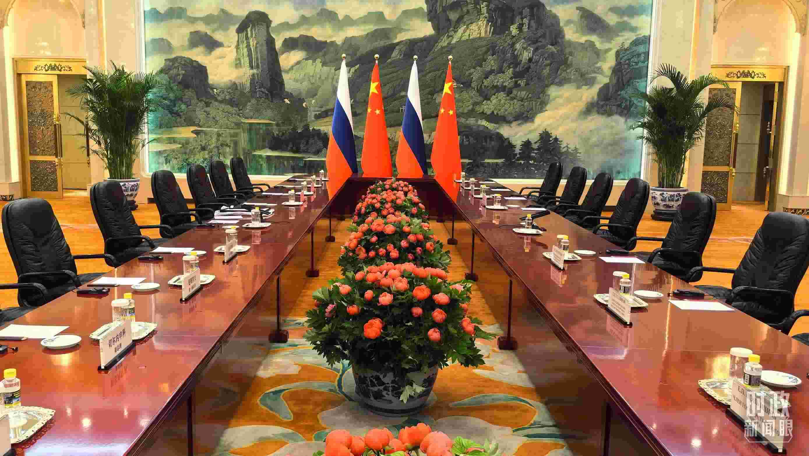 △中俄兩國元首首先舉行小范圍會談，這是會談開始前的現(xiàn)場。（總臺央視記者鄂介甫拍攝）