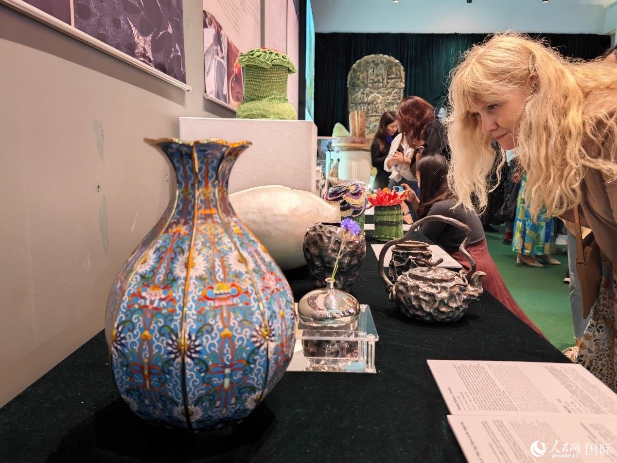 英國(guó)觀眾被中國(guó)手工藝制品所吸引。邢雪攝