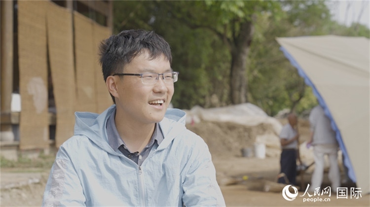 四川省文物考古研究院館員許丹陽接受人民網(wǎng)采訪。人民網(wǎng)記者 張榮攝