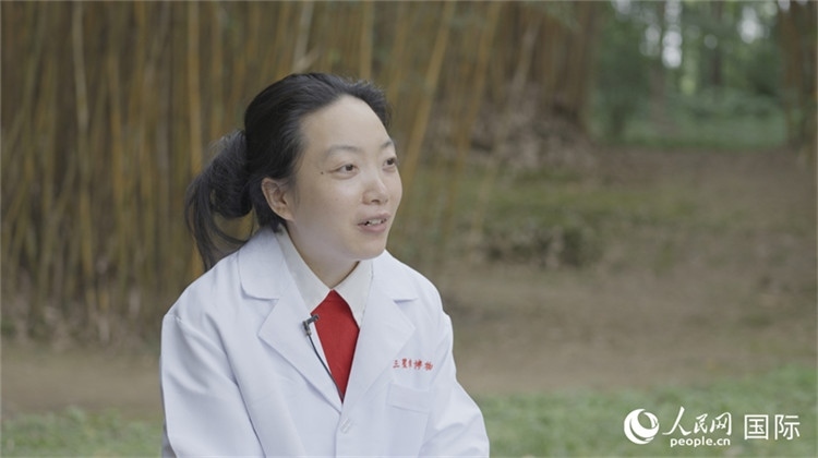 三星堆博物館文物修復師謝麗接受人民網(wǎng)采訪。人民網(wǎng)記者 張榮攝