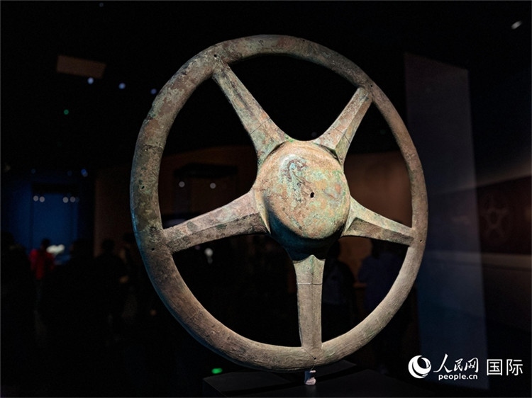 三星堆博物館中展出的太陽輪。人民網(wǎng)記者 羨江楠攝