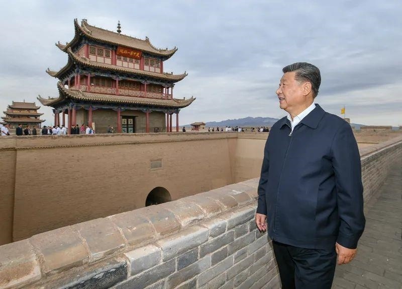 △2019年8月20日，習(xí)近平總書記來到嘉峪關(guān)關(guān)城，登上城樓察看關(guān)城整體面貌，聽取河西走廊長(zhǎng)城、關(guān)隘歷史文化情況介紹。