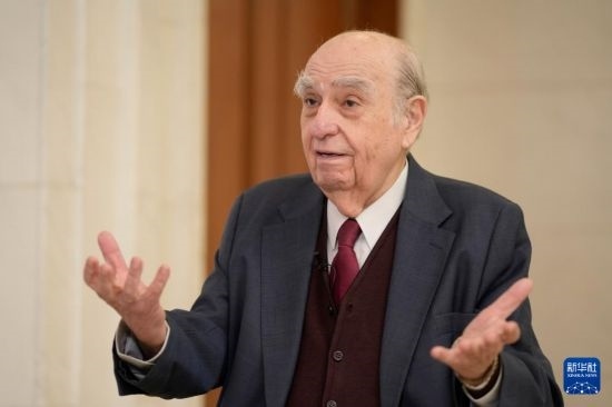  5月17日，烏拉圭前總統(tǒng)胡利奧·瑪麗亞·桑吉內(nèi)蒂在蒙得維的亞接受新華社記者專訪。新華社發(fā)（尼古拉斯·塞拉亞攝）