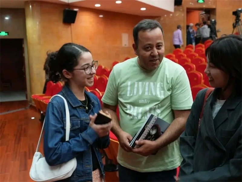 阿爾及利亞市民拉納·艾薩尼和她父親現(xiàn)場聆聽中阿交響樂演出 。蘇州交響樂團(tuán)供圖