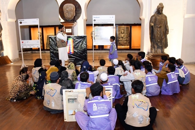 志愿者在博物館給孩子們開展互動講解?！瓣恿_守護人”供圖