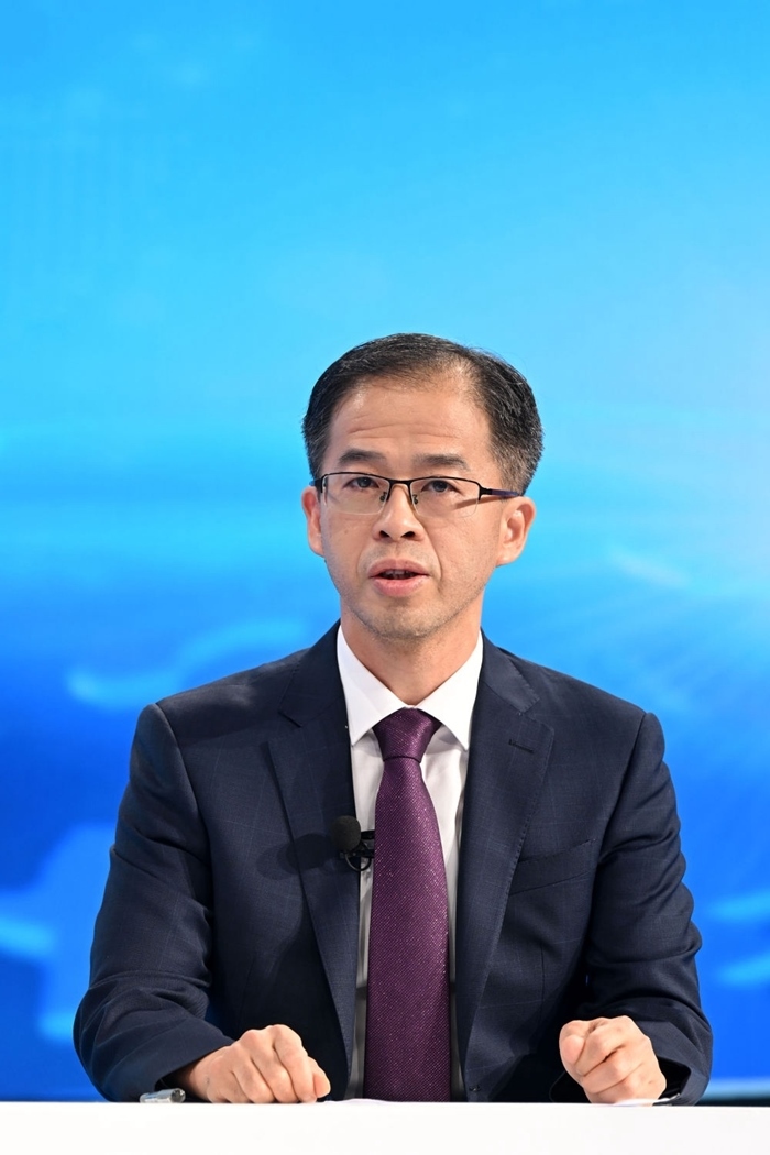 商務(wù)部政研室副主任丁維順在“中國經(jīng)濟(jì)圓桌會(huì)”錄制現(xiàn)場(chǎng)交流發(fā)言。新華社記者 金良快 攝