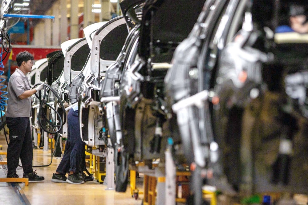 2023年9月7日，在位于泰國春武里府的上汽正大公司汽車工廠，工人在生產(chǎn)車間內(nèi)工作。新華社記者 王騰 攝