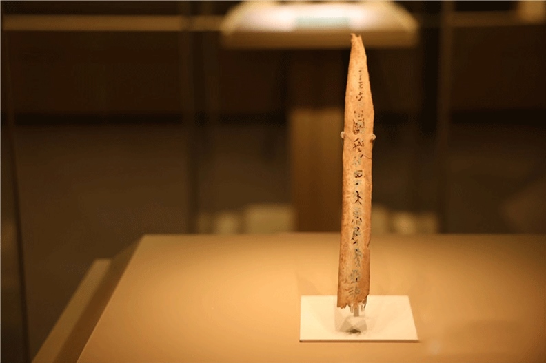 △殷墟博物館新館中展有我國(guó)博物館現(xiàn)存唯一一件文字鑲嵌綠松石甲骨。