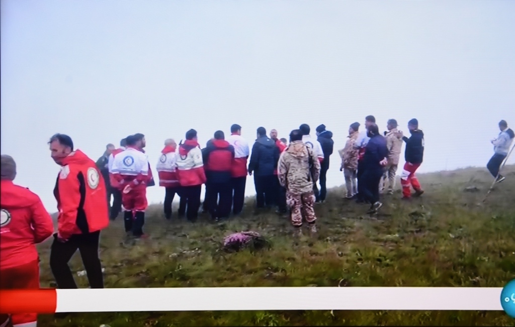 據(jù)伊朗邁赫爾通訊社5月20日?qǐng)?bào)道，伊朗總統(tǒng)萊希在直升機(jī)事故中遇難。這是5月20日拍攝的伊朗國(guó)家電視臺(tái)播放的救援人員抵達(dá)事故現(xiàn)場(chǎng)的畫面。 新華社記者 沙達(dá)提 攝