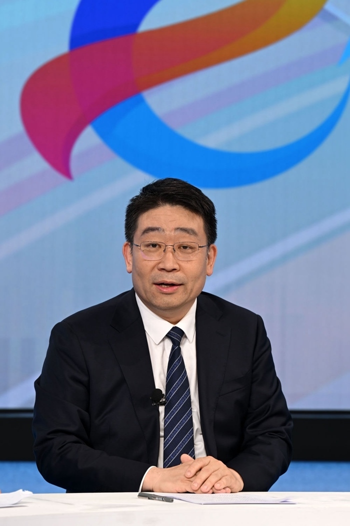 國家發(fā)展改革委產(chǎn)業(yè)司副司長(zhǎng)霍福鵬在“中國經(jīng)濟(jì)圓桌會(huì)”錄制現(xiàn)場(chǎng)交流發(fā)言。新華社記者 金良快 攝