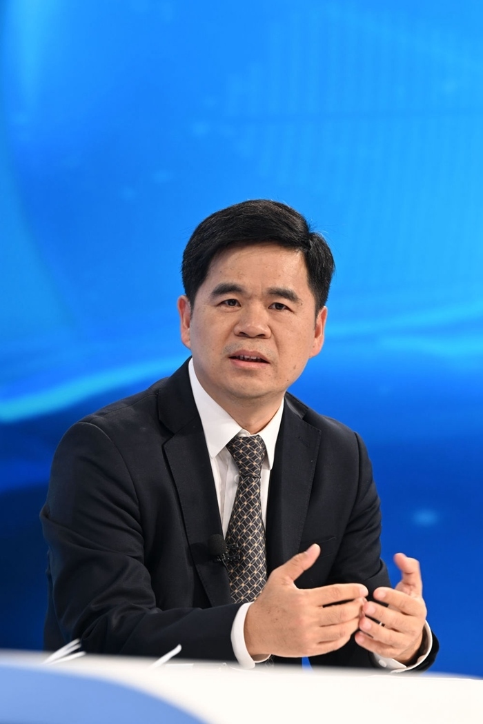 工業(yè)和信息化部運(yùn)行監(jiān)測(cè)協(xié)調(diào)局副局長(zhǎng)何海林在“中國經(jīng)濟(jì)圓桌會(huì)”錄制現(xiàn)場(chǎng)交流發(fā)言。新華社記者 金良快 攝