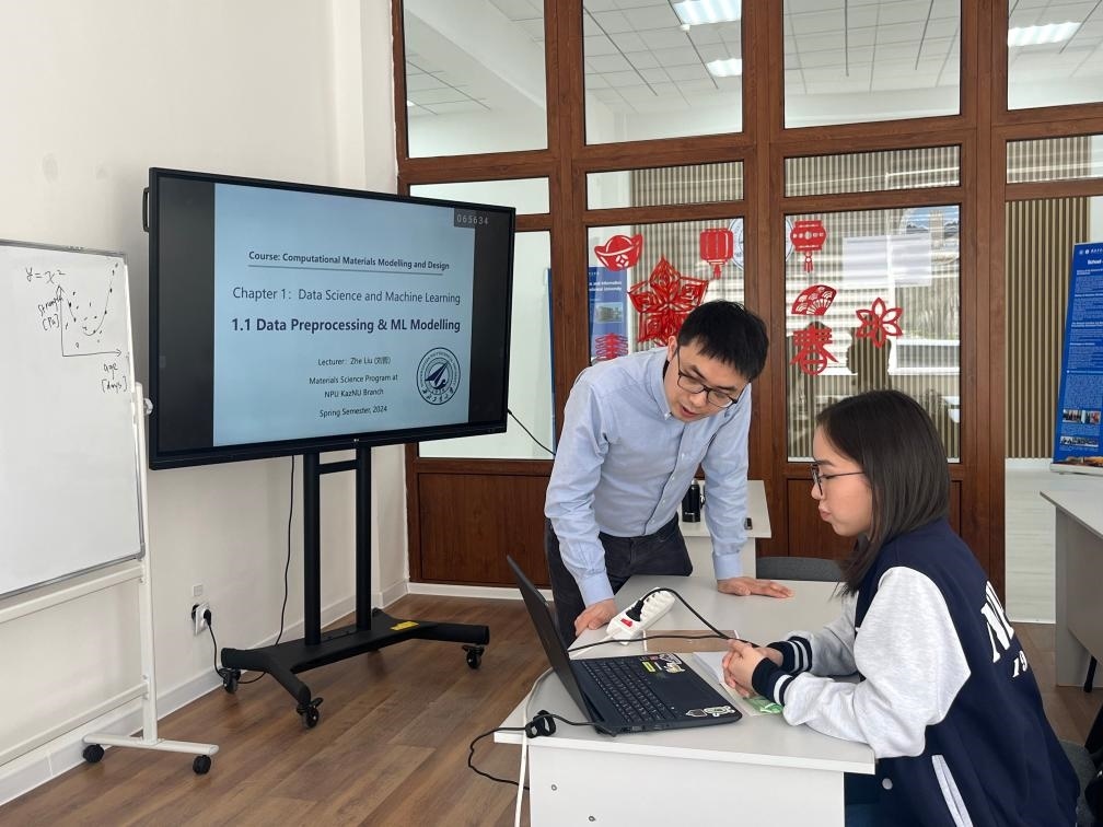 2024年4月，西北工業(yè)大學(xué)材料學(xué)院劉哲教授在西北工業(yè)大學(xué)哈薩克斯坦分校授課。（西北工業(yè)大學(xué)供圖）