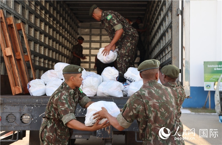 里約加利昂空軍基地，軍人在將捐贈(zèng)物資裝車。人民網(wǎng)記者 時(shí)元皓攝