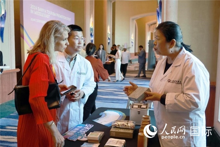 三亞市中醫(yī)院代表向來賓介紹中醫(yī)。人民網(wǎng)記者管克江攝